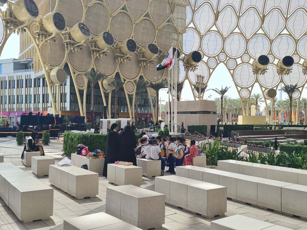 20220311_110120 Školáci oddychujúci v tieni kupoly na Al Wasl Plaza.jpg