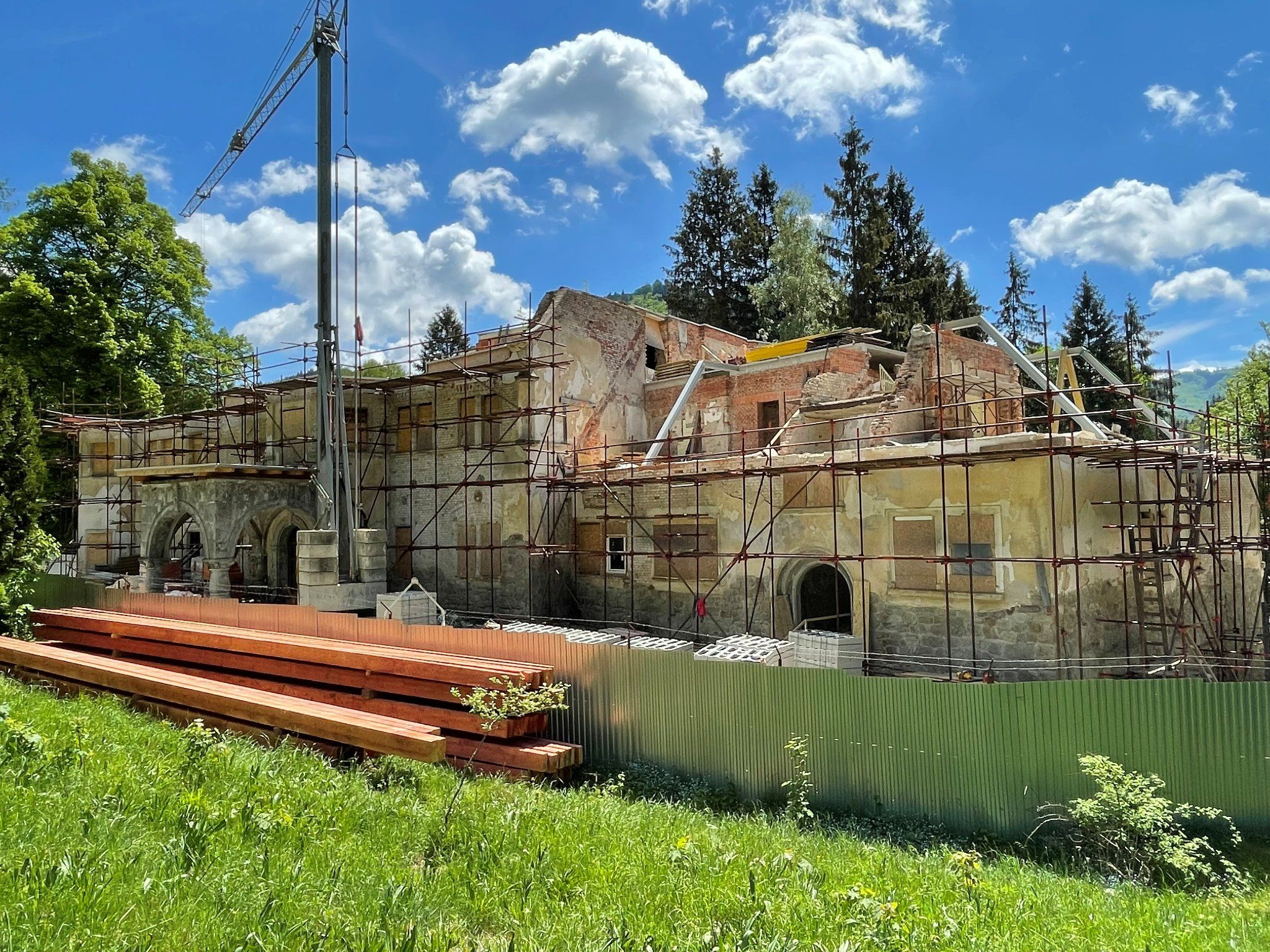 Kuneradskom zámku sa dnes začala novej strechy | SP21