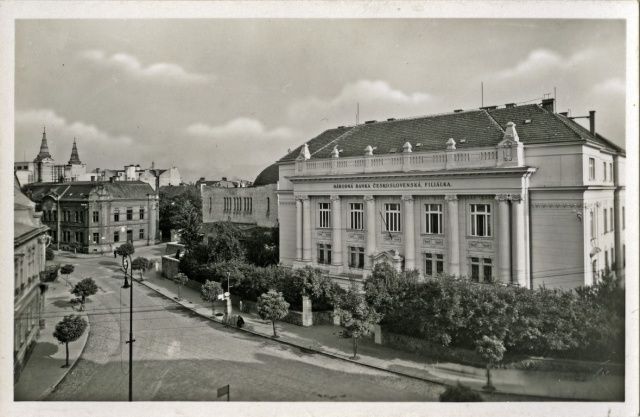 Budova pošty z roku 1908, vpravo Nová synagóga. Zdroj Štátny archív Žilina.jpg