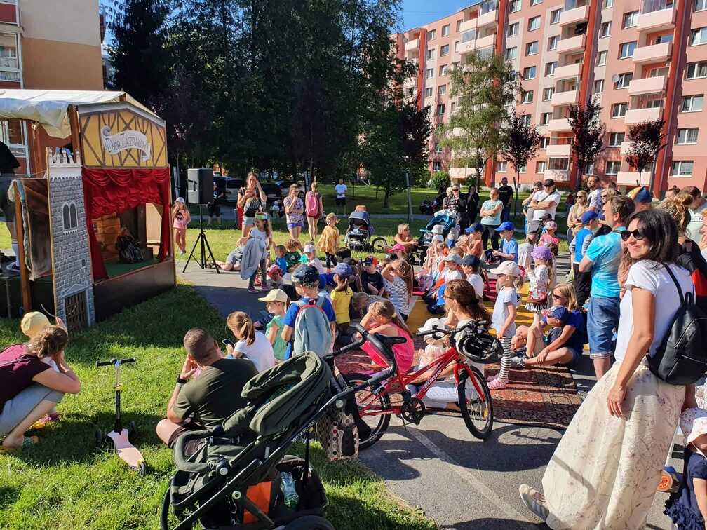 Divadielko Dvor zázrakov potešil najmä prít omné detičky_.jpg