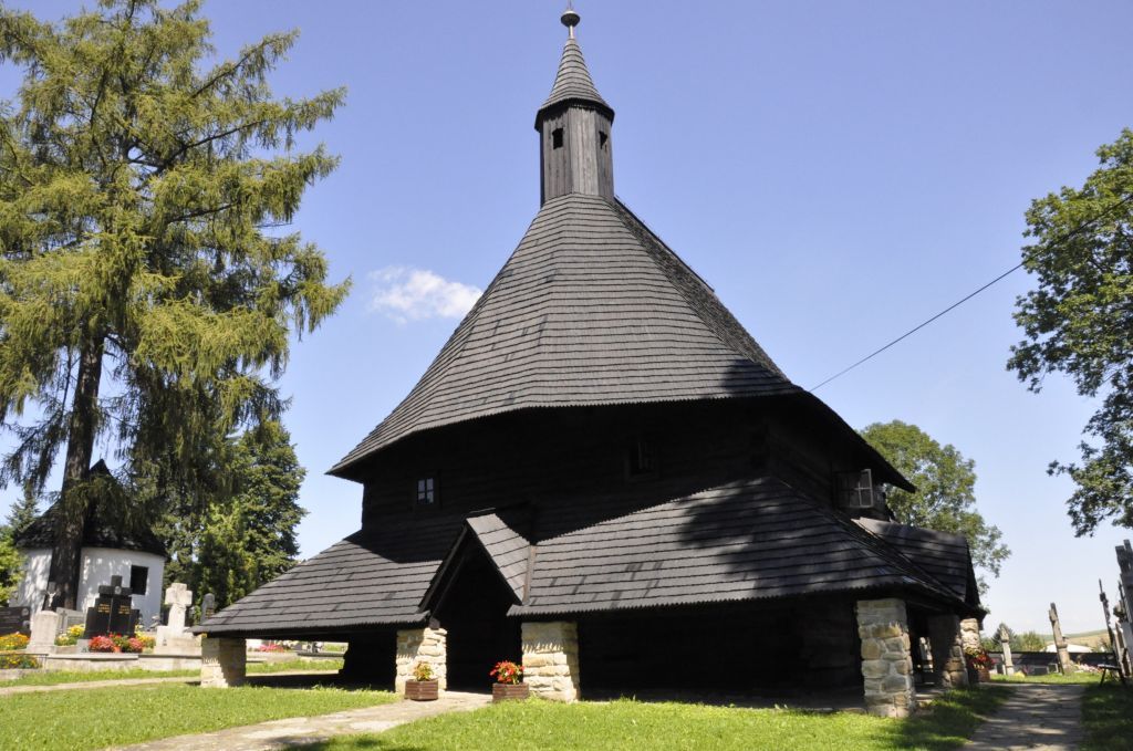 Drevený gotický kostol Všetkých svätých v Tvrdošíne. foto tvrdosin.sk.jpg