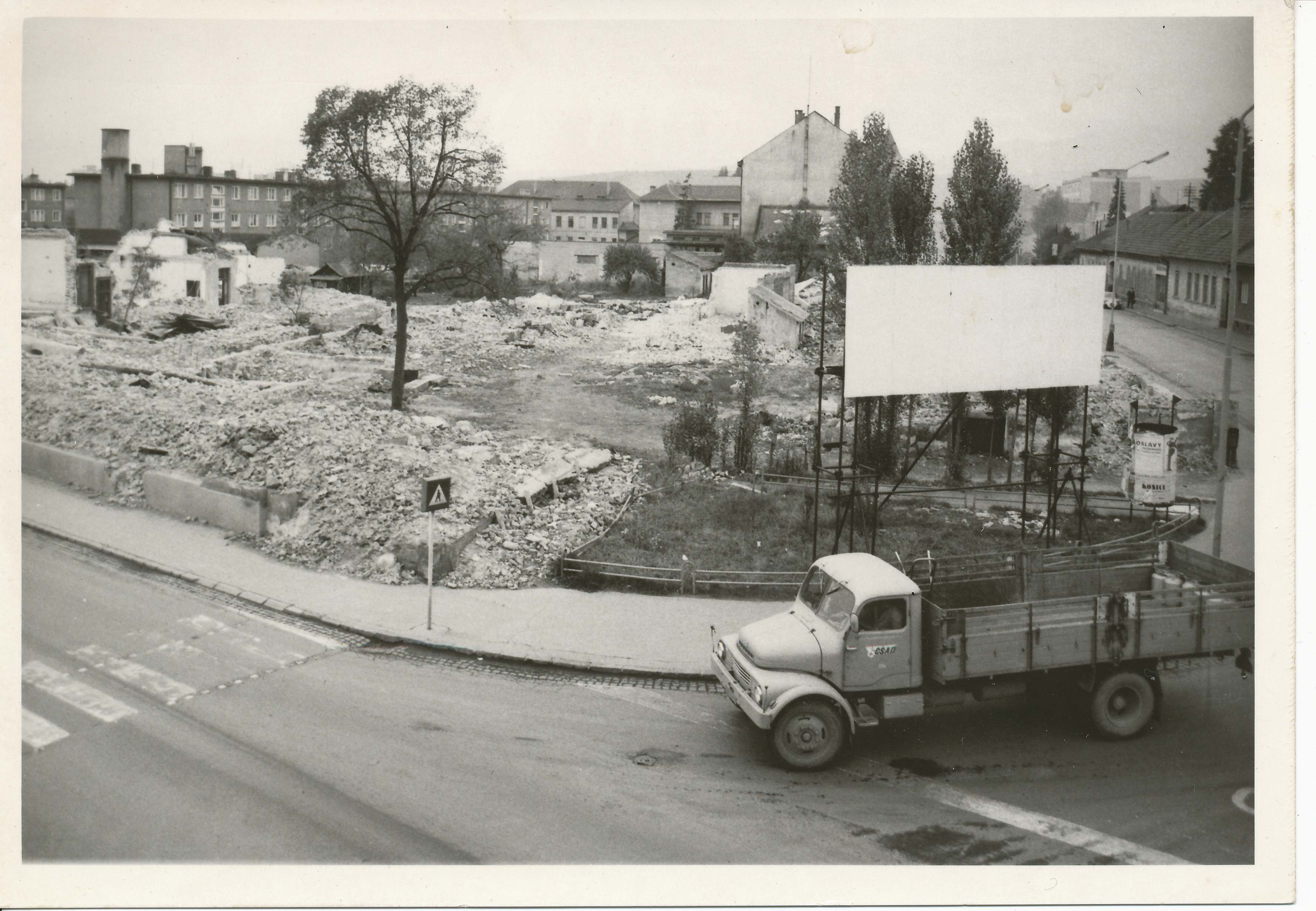 F 7215 - asanácia domov pred výstavbou OD Prior, 15. 10. 1973.jpg