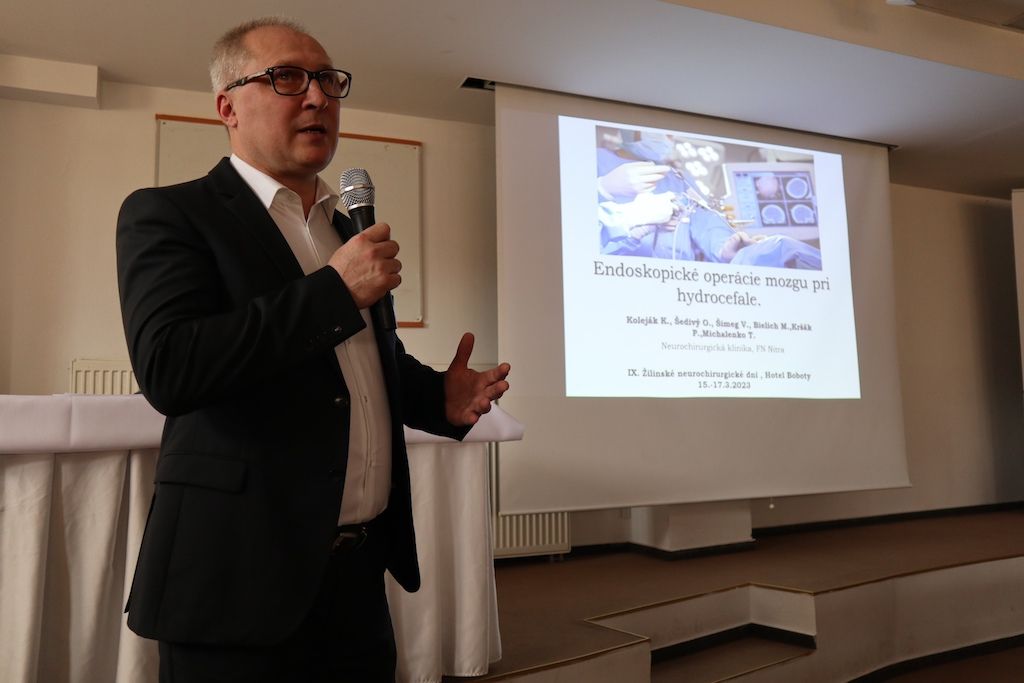 FNsP ZA_Konferencie sa zúčastnili významné osobnosti slovenskej neurochirurgie (na foto MUDr. Koleják).JPG