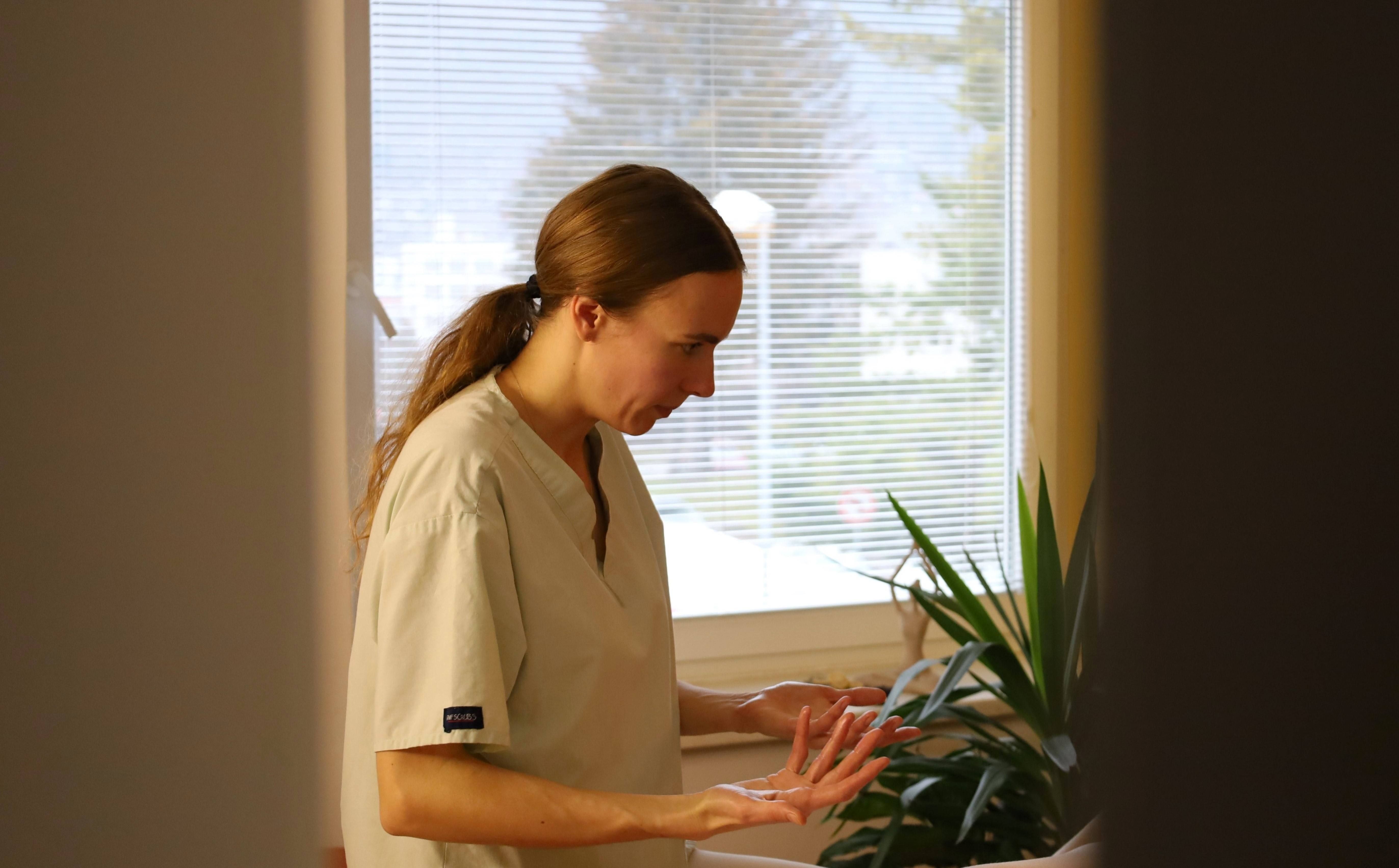 FNsP ZA_Pacientkam sa počas hospitalizácie venuje individuálna fyzioterapeutka Jana Šepešová.JPG