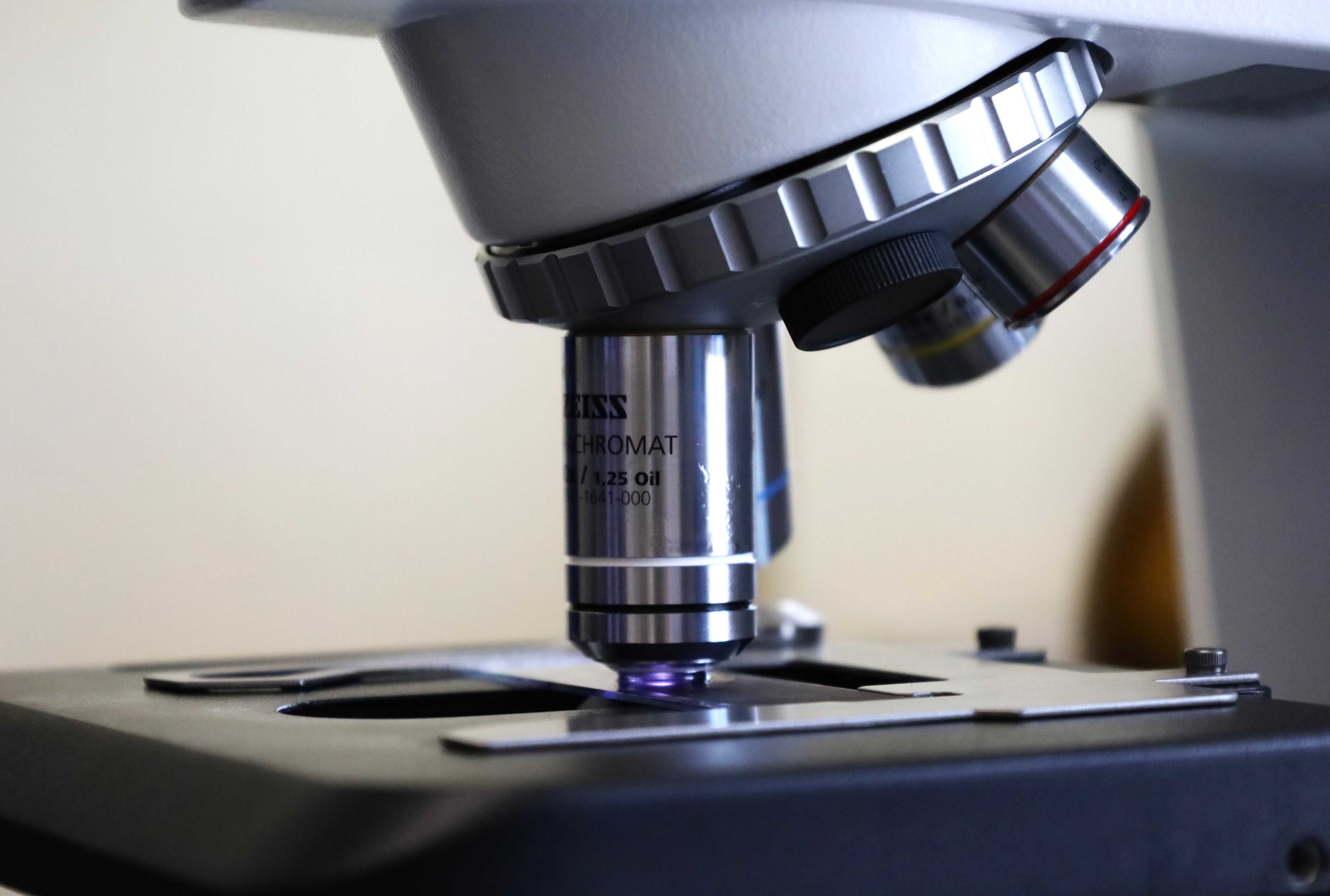 FNsP ZA_Svetelný mikroskop je neoddeliteľnou súčasťou vybavenia hematologického laboratória.JPG