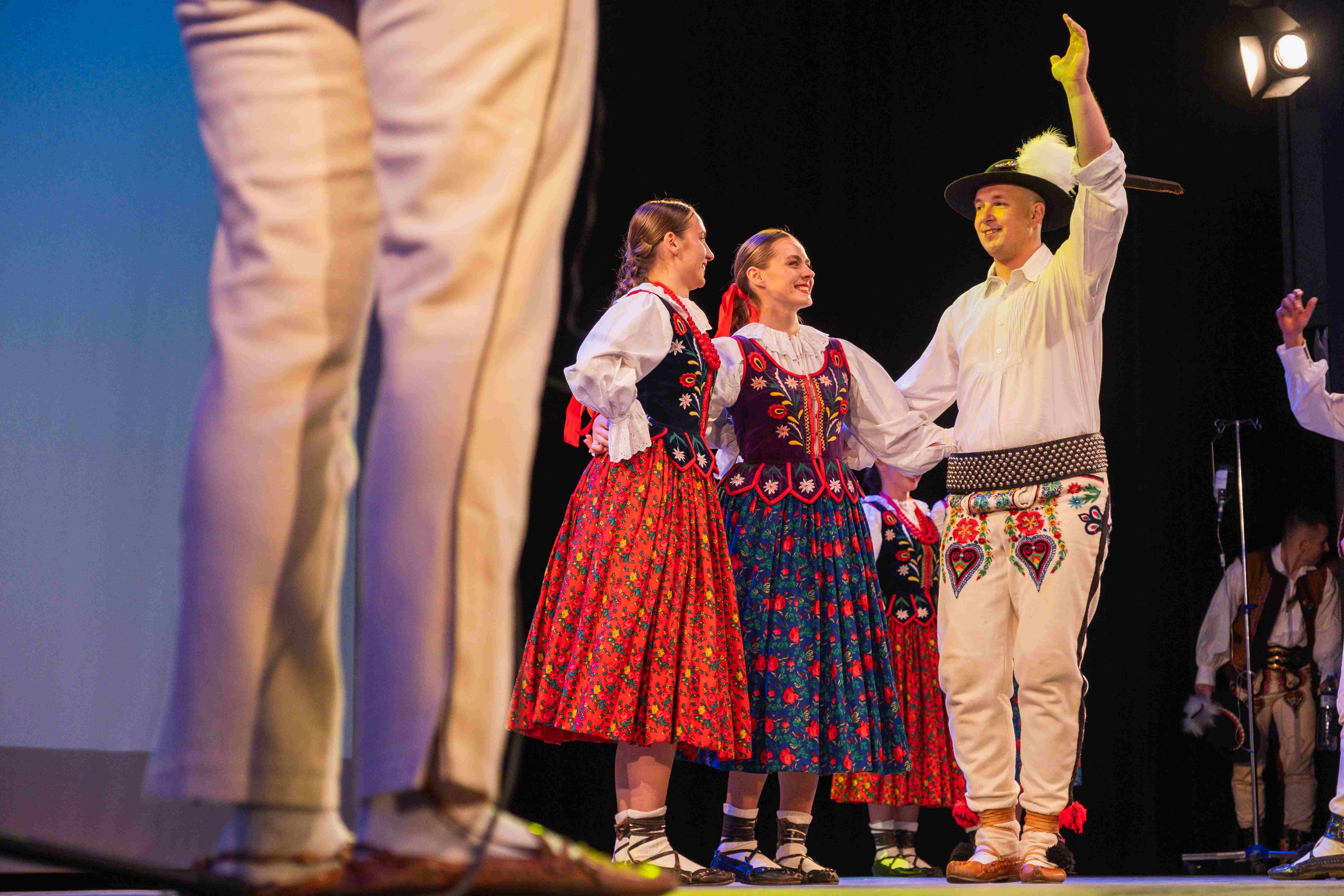 FNsP ZA_Večerom sprevádzal Folklórny súbor Stavbár.jpg