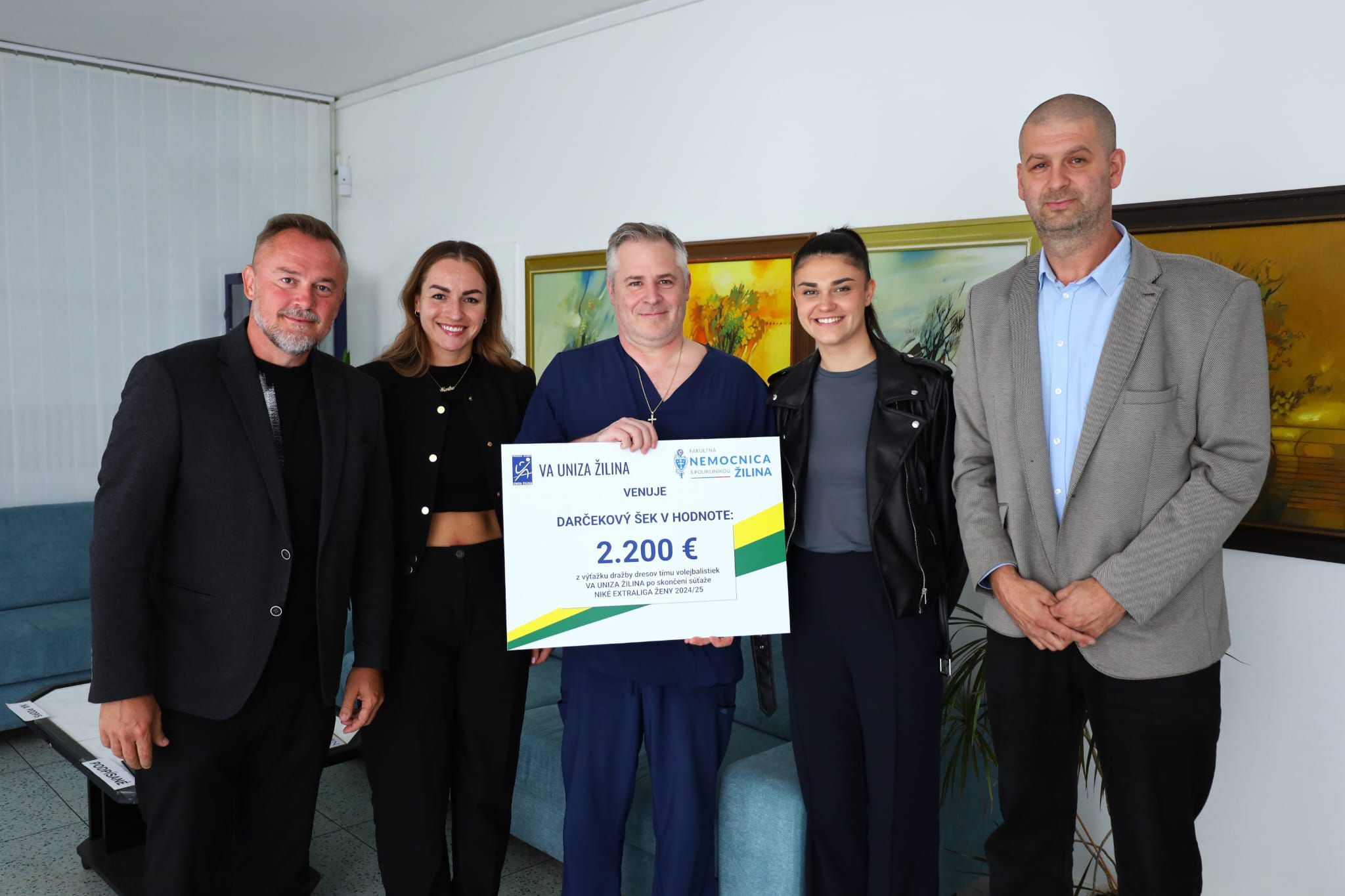 FNsP ZA_Žilinská nemocnica si prevzala výťažok z dražby dresov.jpg