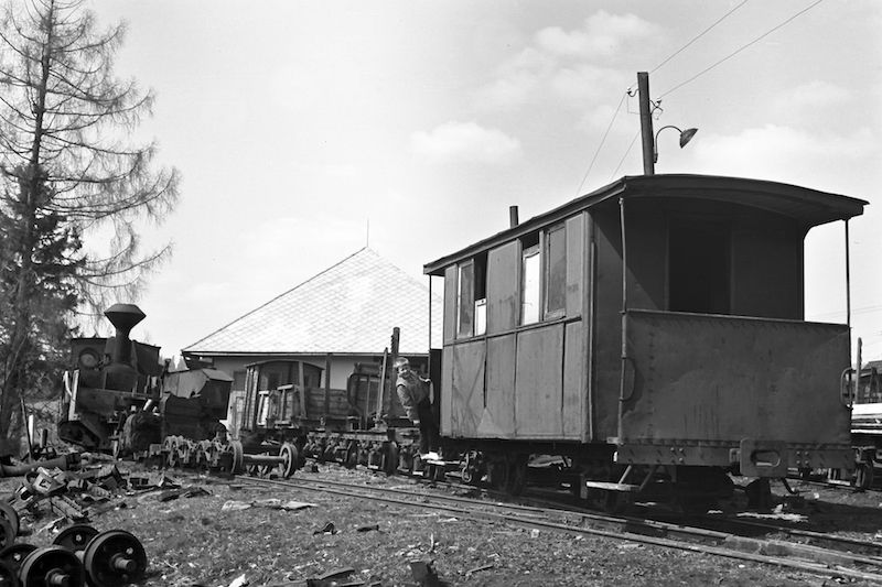 H 07131 Foto čb KOLŽ, časť koľajových vozidiel v stanici LŽ, 1.5.1969.jpg