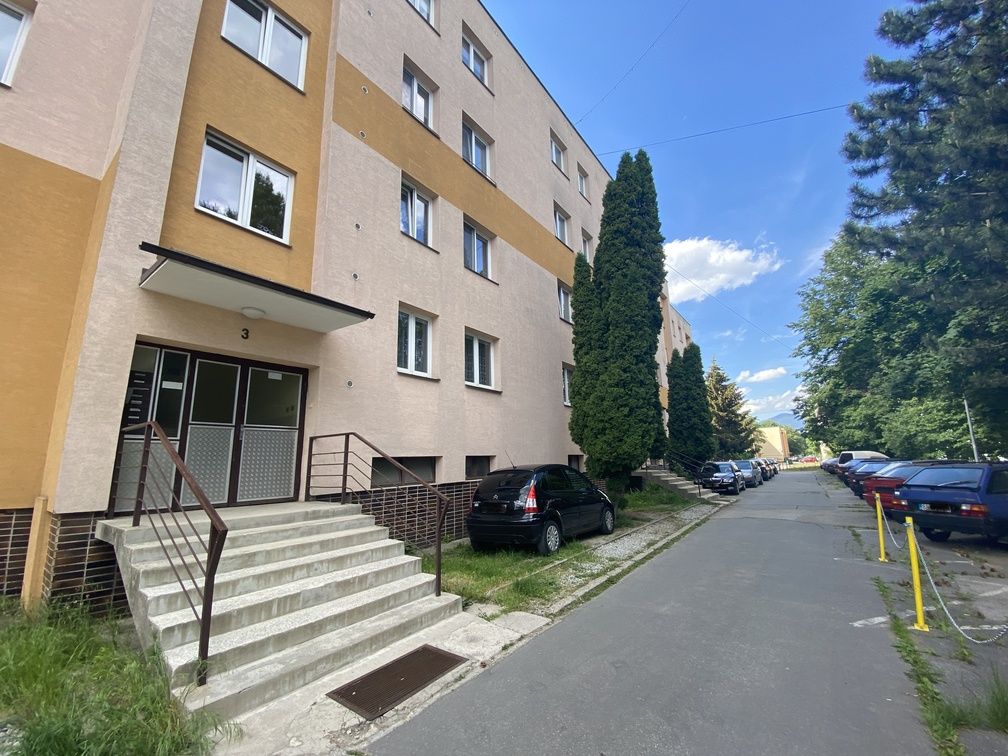 K bytovému domu patrí iba pozemok po obrubník. Od neho už je súkromný pozemok.jpg