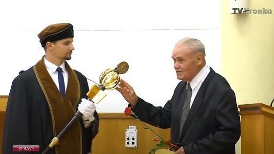 Najstarší absolvent UTV Miroslav Ambruš promoval v odbore Právo ako 90-ročný (002).jpg
