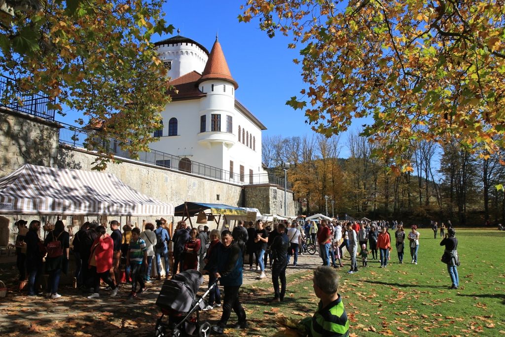 Tradičné podujatie ukončuje hlavnú sezónu na Budatínskom hrade.JPG