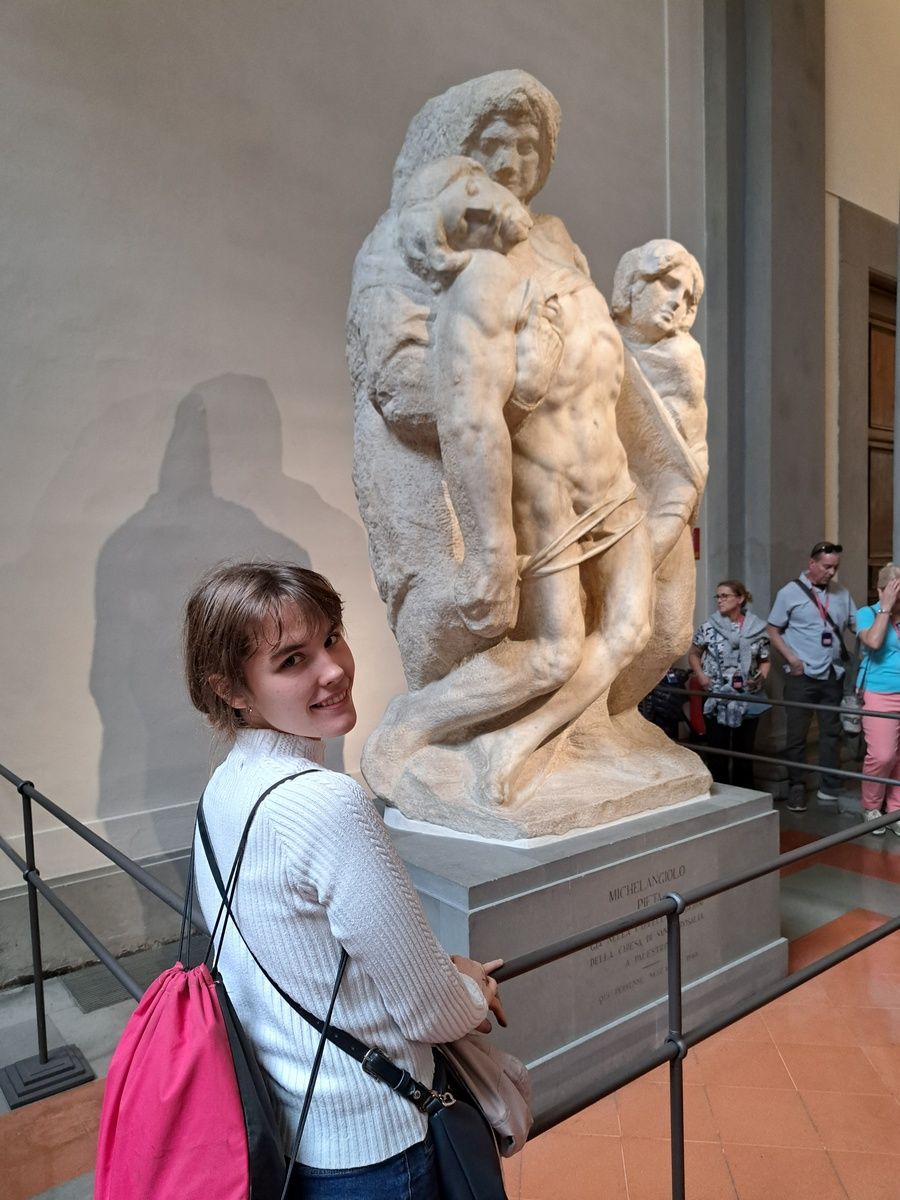 Vedľa Michelangelovej piety v Galérii Akademia vo Florencií.jpg