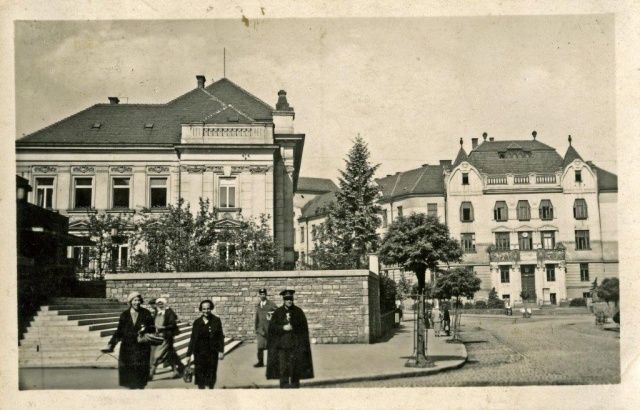 Žilinský poštár pred schodmi synagógy. Zdroj Štátny archív Žilina.jpg