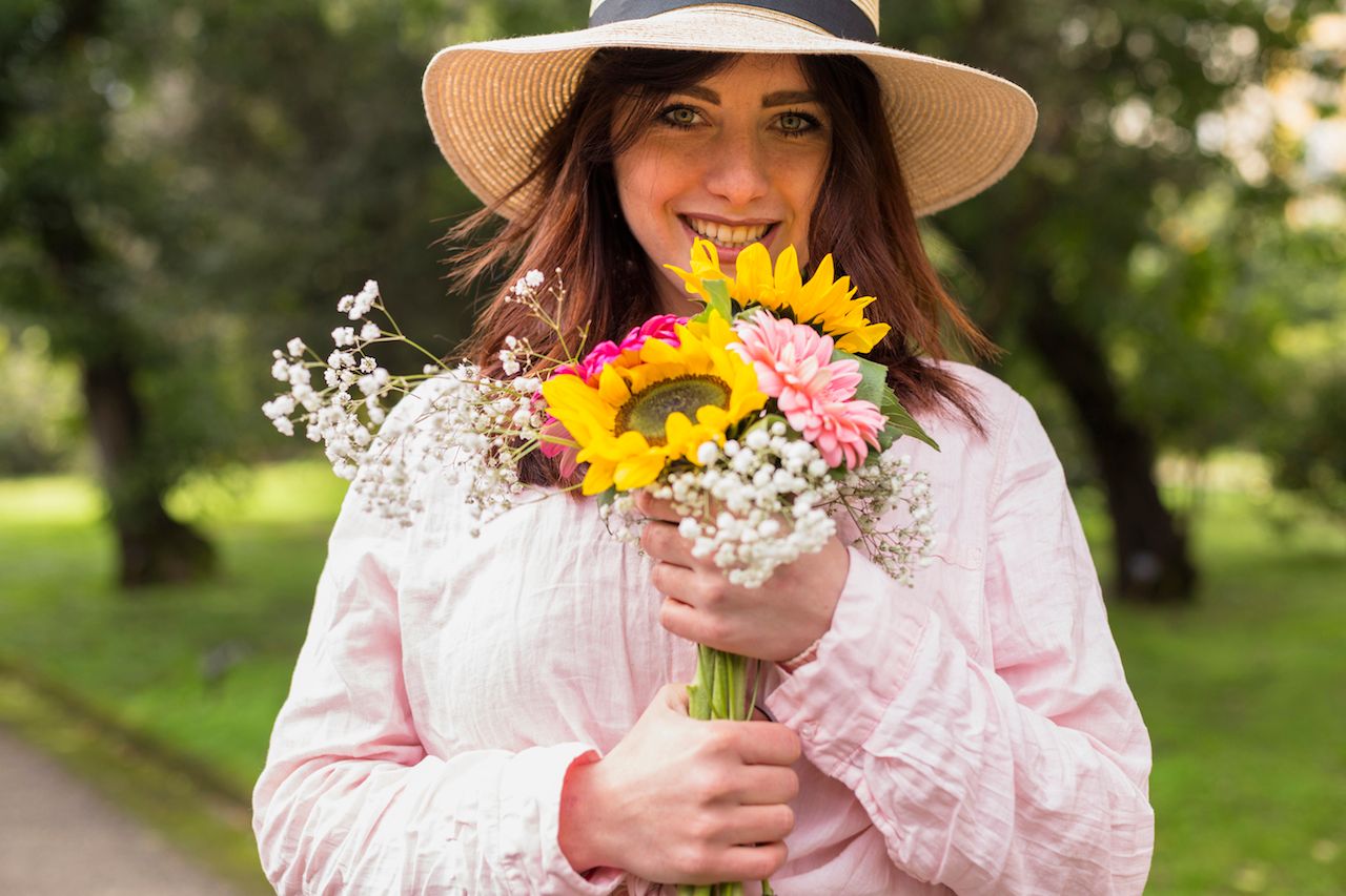 beautiful-romantic-woman-hat-holding-flowers.jpg