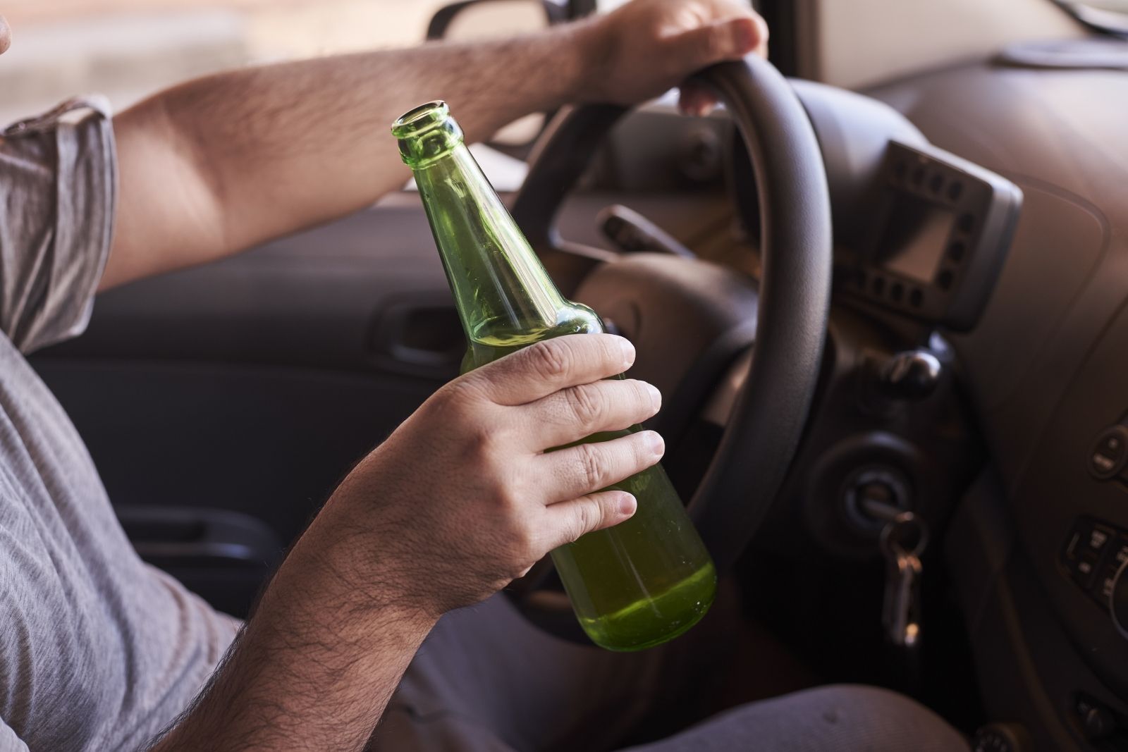 drunk-driving-person-driving-car-drinking-beer_1600x1067.jpg