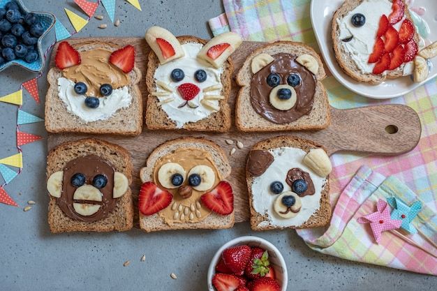 funny-animal-faces-toasts-with-butter-banana-strawberry-blueberry_255424-2437.jpg