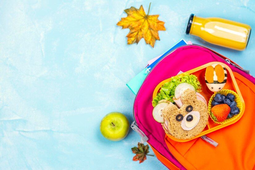 lunch-box-with-funny-bear-sandwich_107389-2625.jpg