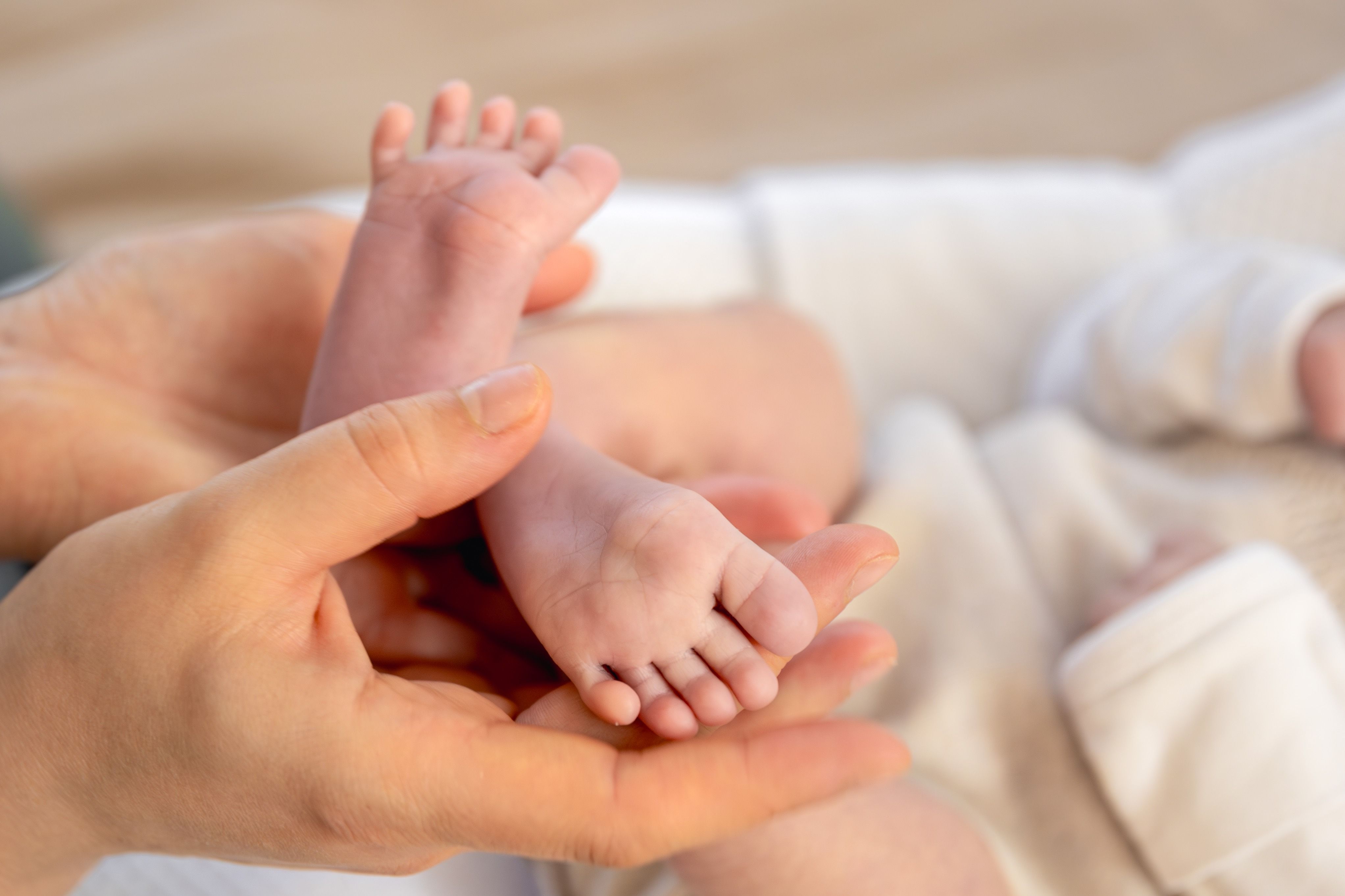 parent-holding-hands-feet-newborn-baby-mom-holding-baby-feet-2.jpg