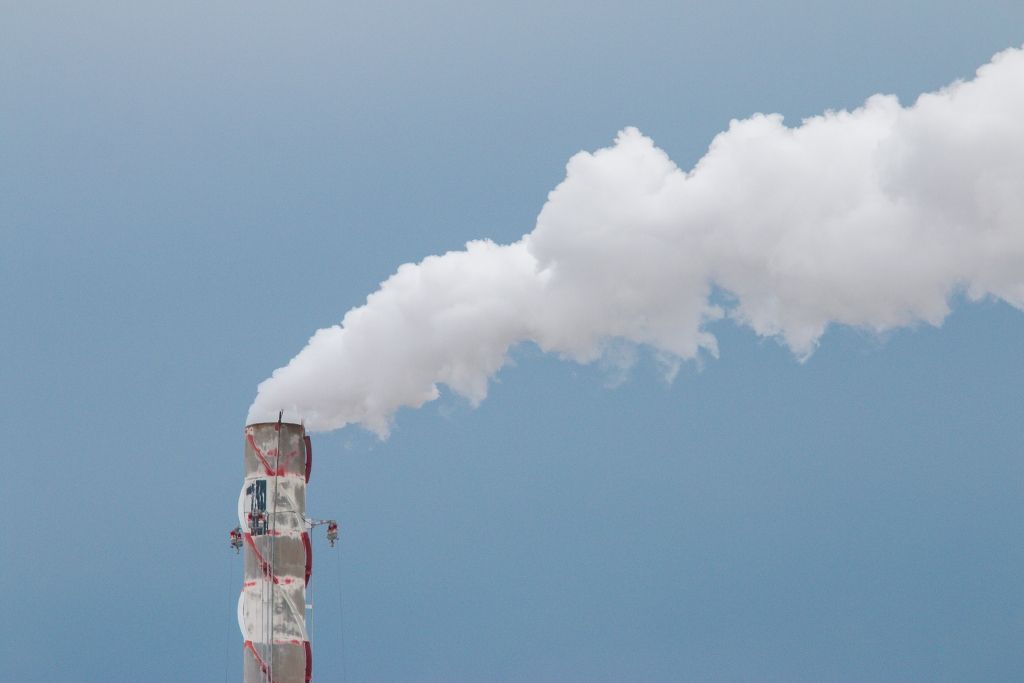 smoke-emitting-from-factorys-incinerator-against-sky_1024x683.jpg