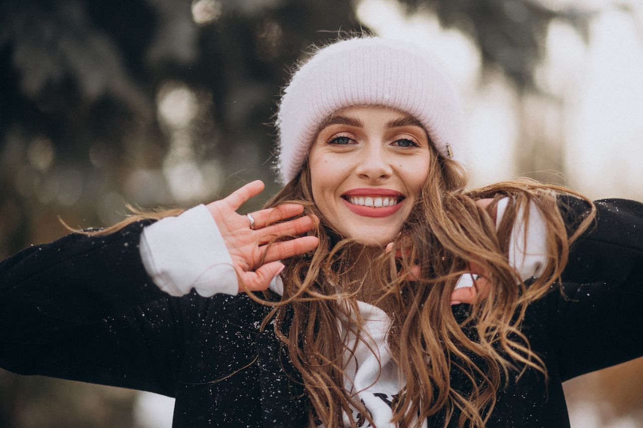 young-attractive-woman-winter-park-cute-hat.jpg
