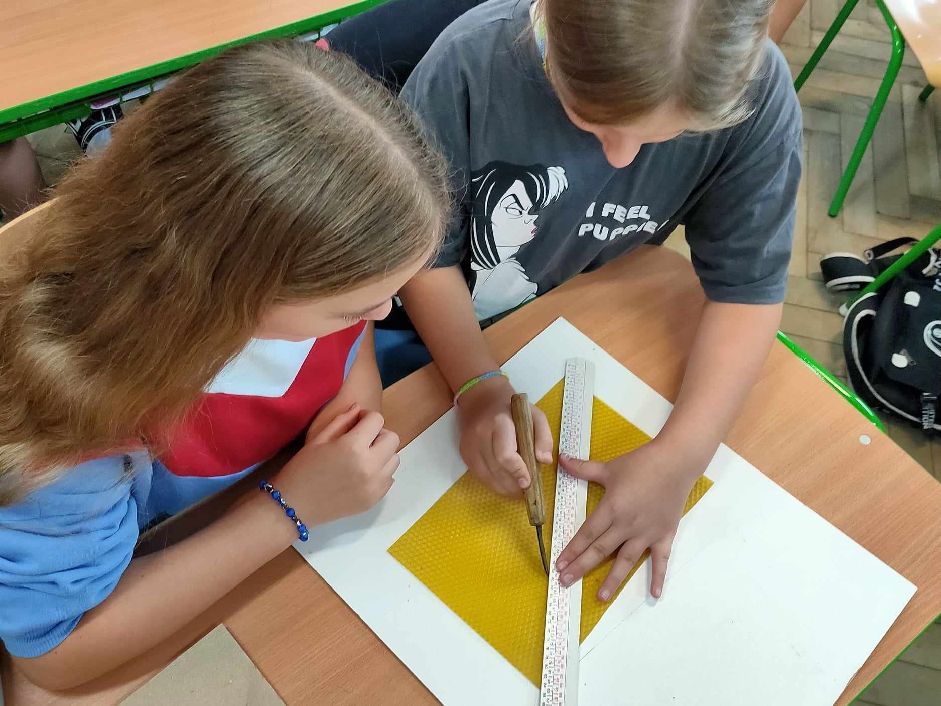 žiačky pri výrobe sviečky.jpg