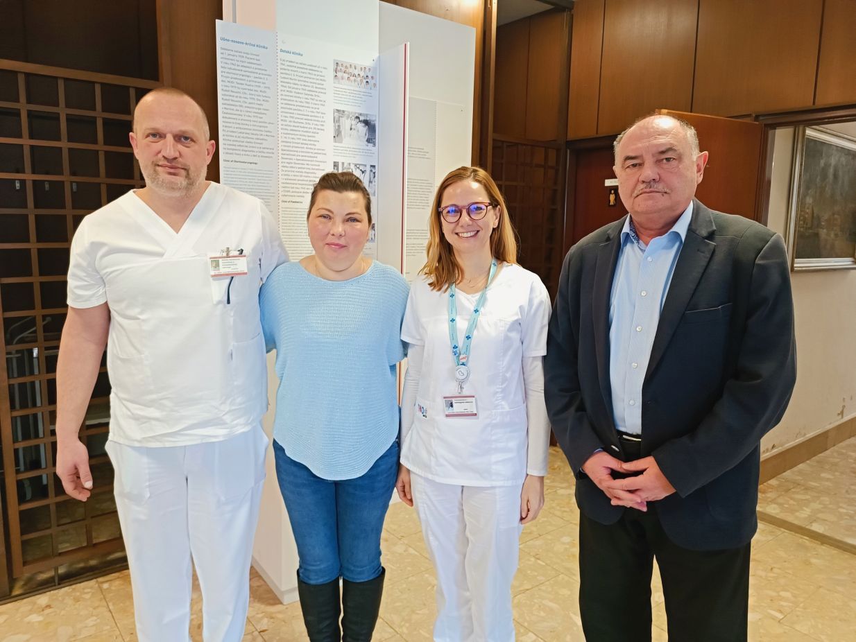 zľava doc. Juraj Miklušica, pacientka Lenka, prof. Ivana Dedinská, prof. Marián Mokáň.jpg