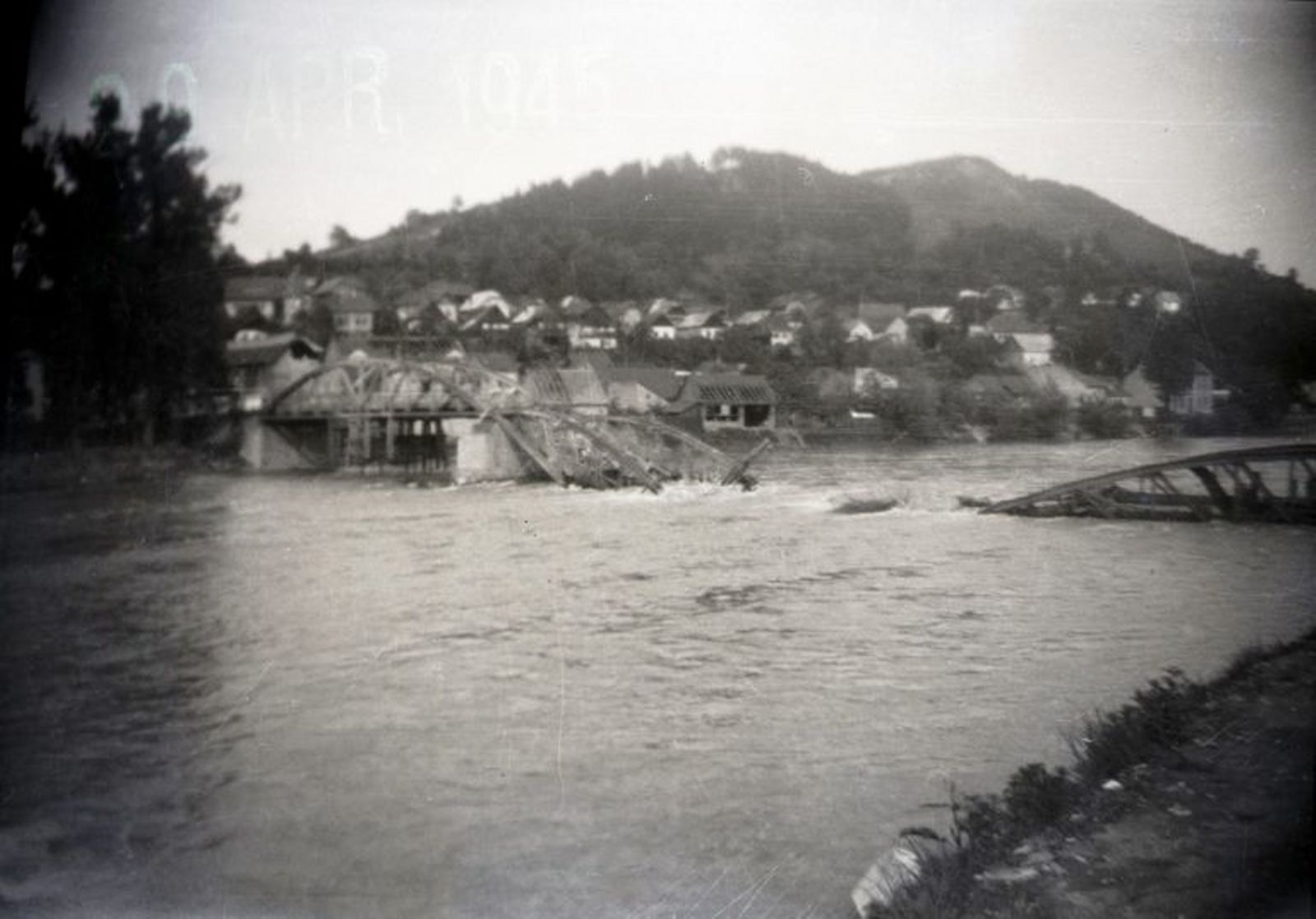 zniceny zeleznicny most pri Budatine 1945_1600x1117.jpg